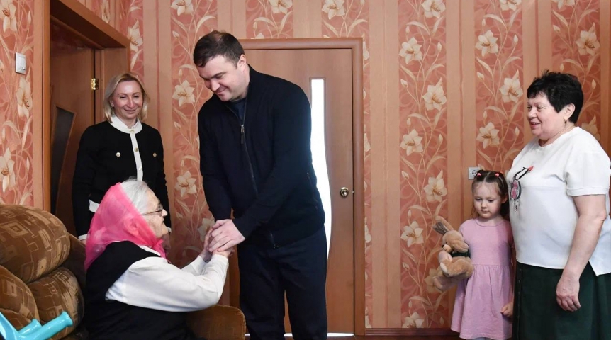 Власть Виталий Хоценко вручил юбилейные медали к 80-летию Победы омским ветеранам