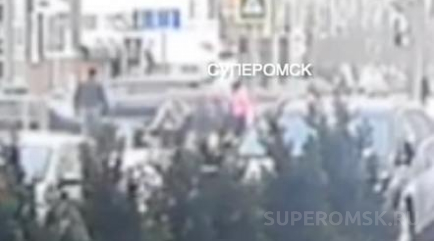 Происшествия в Омске Появилось жуткое видео наезда машины на школьницу в Омске