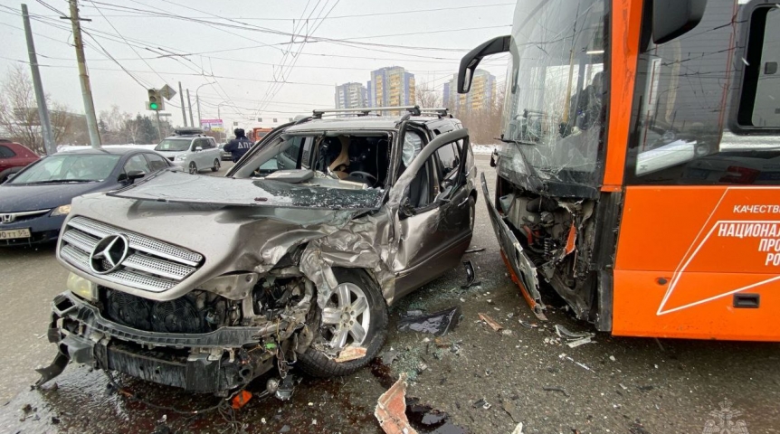 Появились кадры с места жуткого ДТП с двумя машинами и автобусом в Омске
