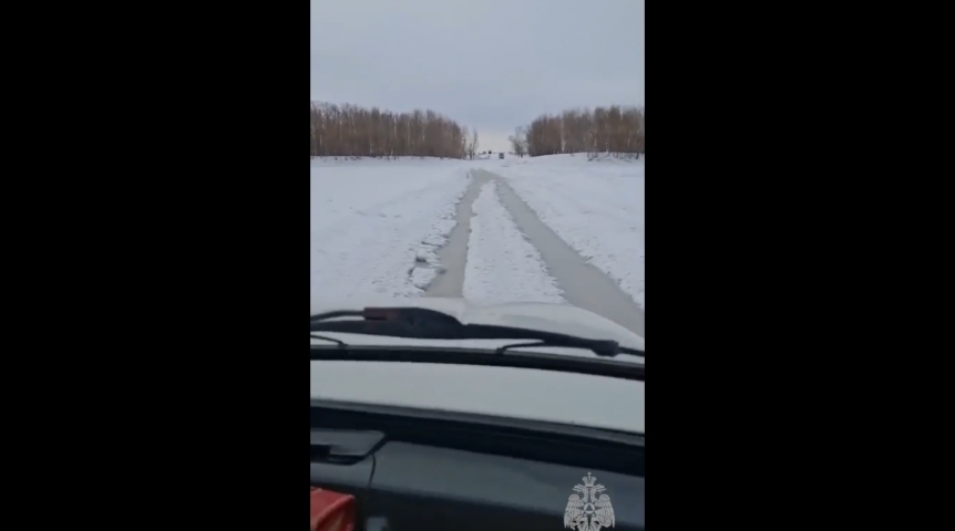 Происшествия в Омске В омском МЧС показали опасную поездку по тающей переправе через Иртыш