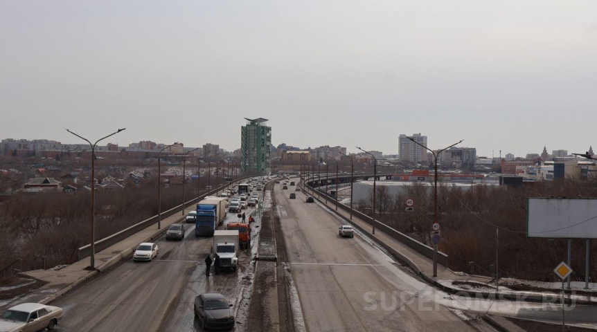 В ямах Фрунзенского моста Омска появились штыри В ямах Фрунзенского моста Омска появились штыри