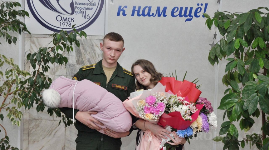 Общество В Омске первая студенческая семья получила деньги в связи с рождением ребенка