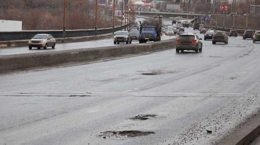 Автоновости Омичи стали пробивать колеса на Фрунзенском мосту в Омске