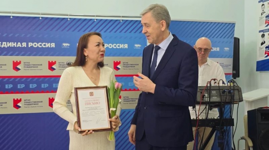 Перед 8 Марта Александр Артемов наградил омских общественниц и волонтеров