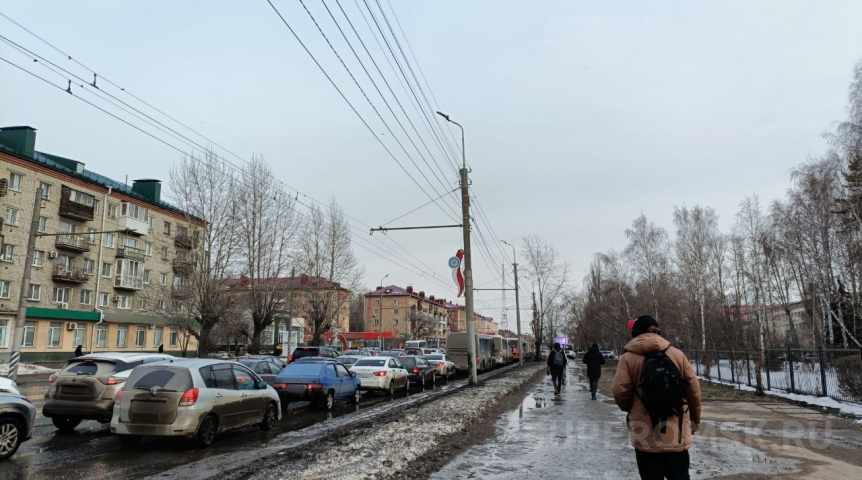 Общество В мэрии объяснили причину пробок на Мира, из-за которых омичи идут пешком
