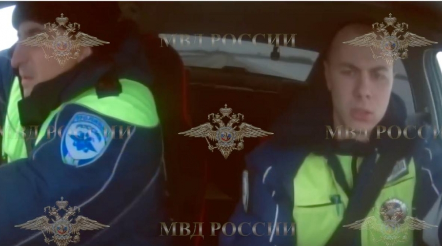Появились кадры стрельбы сотрудников ДПС по угнанной машине на трассе Тюмень – Омск Появились кадры стрельбы сотрудников ДПС по угнанной машине на трассе Тюмень – Омск