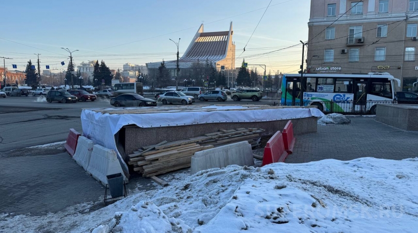Общество Вход в подземный переход в центре Омска перекрыли плакатами с элитной недвижимостью
