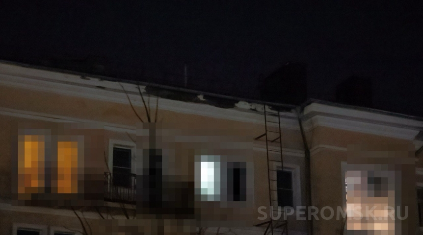 Происшествия в Омске Омичи сообщают об обрушении части фасада на площади Дзержинского