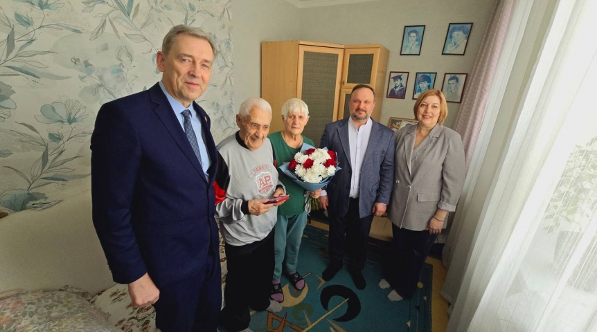 Александр Артемов и Геннадий Долматов вручили омичам медали к 80-летию Победы Александр Артемов и Геннадий Долматов вручили омичам медали к 80-летию Победы