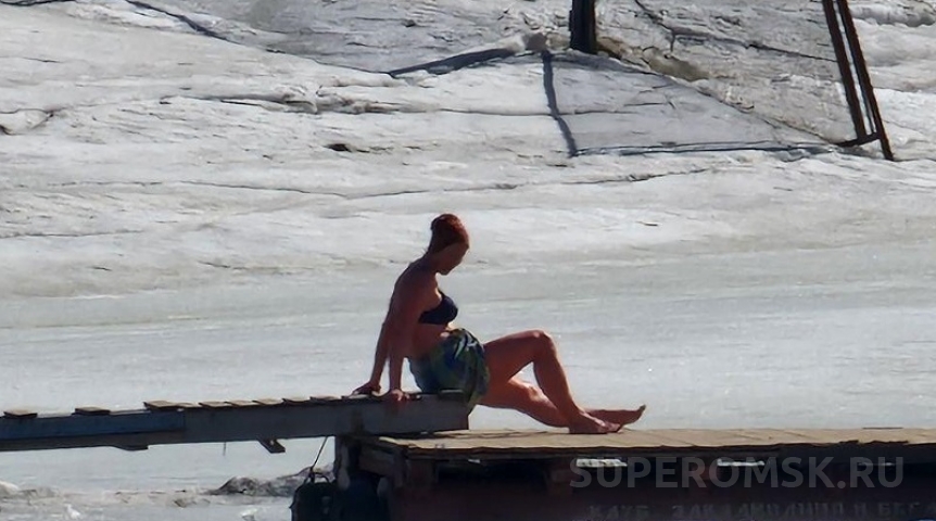 Омичи уже загорают у открытой воды Омичи уже загорают у открытой воды