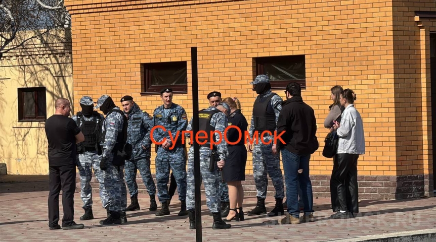 В Омске трое детей бизнесмена не дают себя забрать матери В Омске трое детей бизнесмена не дают себя забрать матери