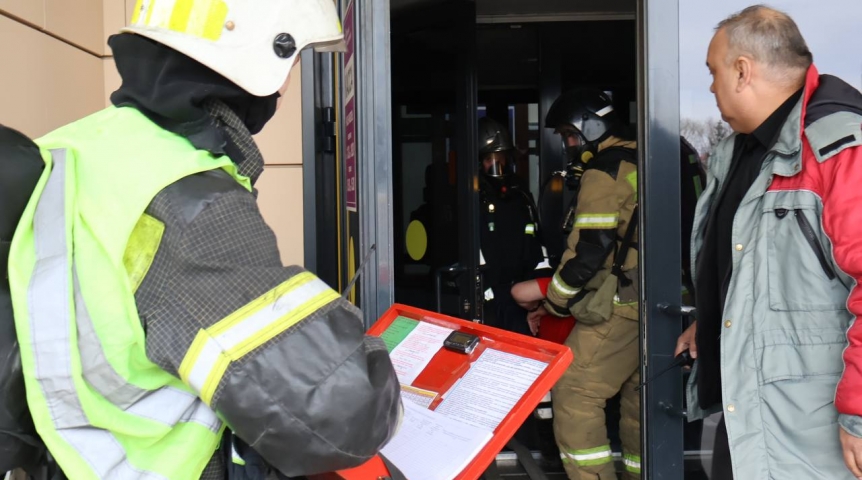 В Омске мусоровоз прорвался через пожарных для вывоза бака В Омске мусоровоз прорвался через пожарных для вывоза бака