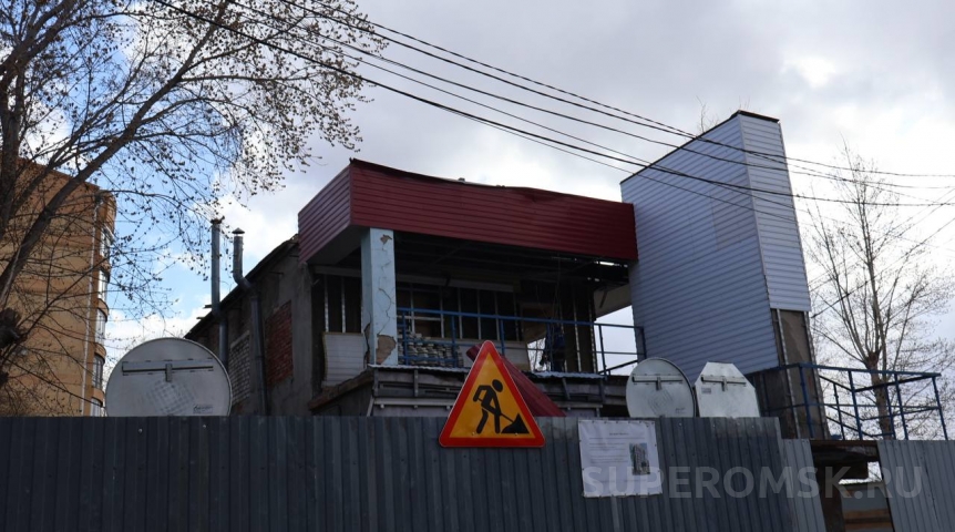 Новости недвижимости У центрального пляжа в Омске разбирают здание под гостиницу