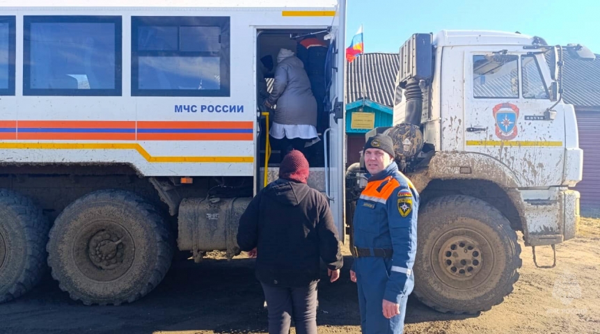 Происшествия в Омске Из-за бездорожья на омском севере спасатели перешли в режим скорой помощи