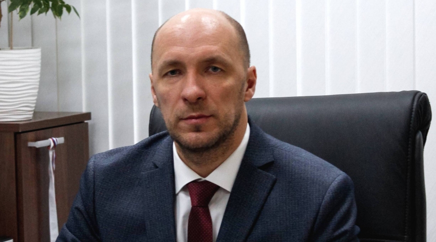 В Омске 40-летний ревизор стал заслуженным строителем В Омске 40-летний ревизор стал заслуженным строителем