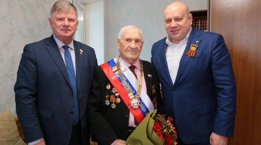 Мэр Шелест вручил участнику Великой Отечественной войны знак «Почетный гражданин города Омска» Мэр Шелест вручил участнику Великой Отечественной войны знак «Почетный гражданин города Омска»