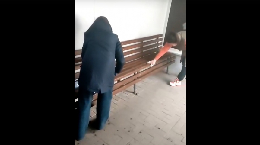 В Омске родители отмыли остановку после детей-вандалов В Омске родители отмыли остановку после детей-вандалов
