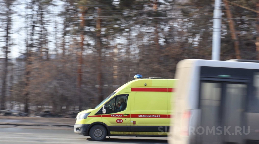 Трех омичей из протараненной под Екатеринбургом машины увезли в больницу Трех омичей из протараненной под Екатеринбургом машины увезли в больницу
