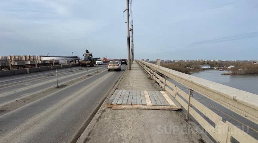 Общество Дыру в мосту у омского Телецентра заделали досками