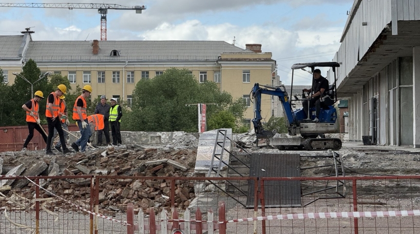 В Омске после визита министра спорта начали разбирать крыльцо СКК имени Блинова В Омске после визита министра спорта начали разбирать крыльцо СКК имени Блинова