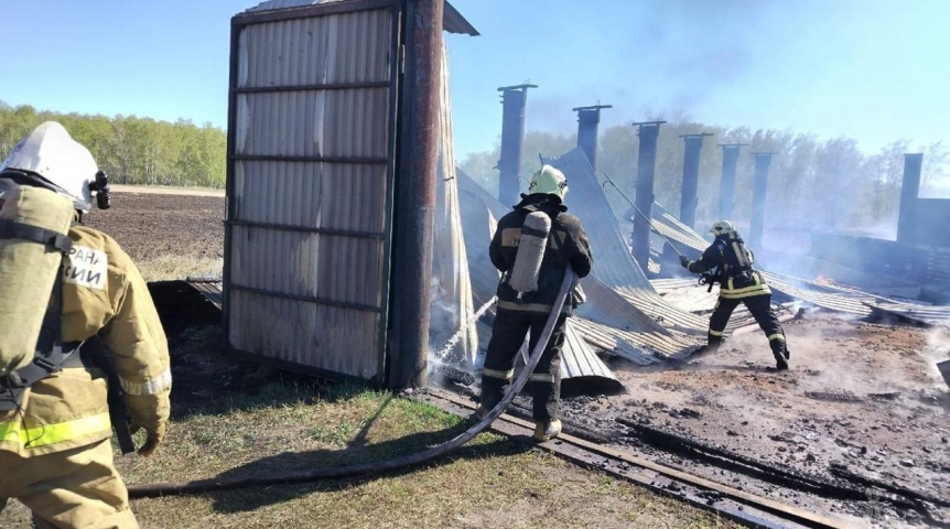 Под Омском горел склад Под Омском горел склад