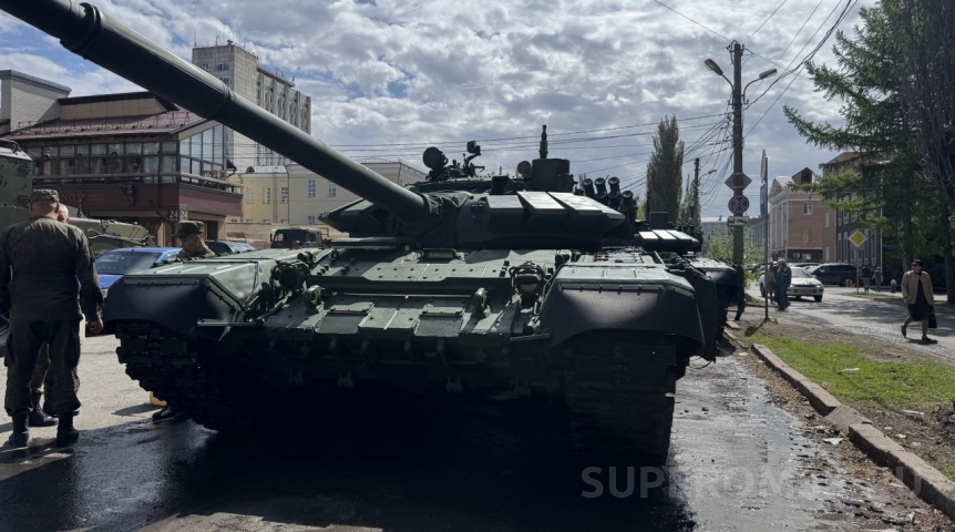 В центр Омска пригнали военную технику В центр Омска пригнали военную технику