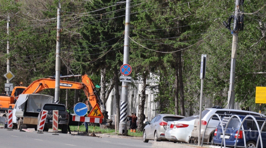 Зеленую зону в центре Омска раскопали под парковку Зеленую зону в центре Омска раскопали под парковку