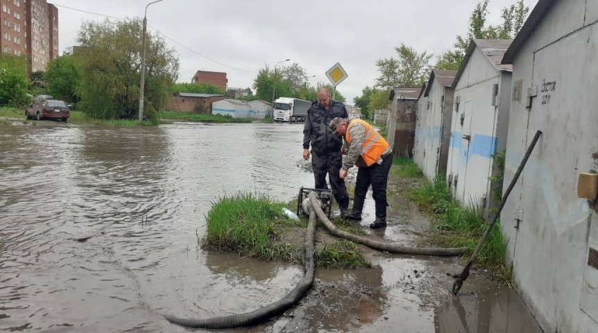 Коммунальщики вручную осушают Омск после проливных дождей Коммунальщики вручную осушают Омск после проливных дождей