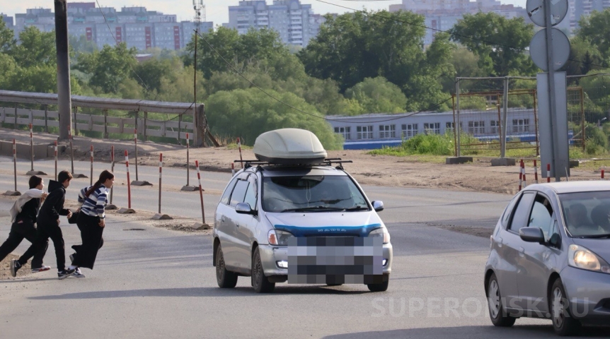 В Омске подростки устроили опасные игры на мосту у Телецентра В Омске подростки устроили опасные игры на мосту у Телецентра