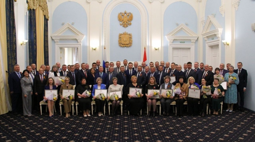 Власть Кого из омских чиновников наградили в честь профессионального праздника – список