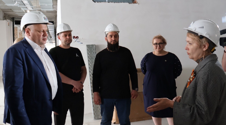 Мэр Омска Шелест сообщил о сроках открытия школы в «Серебряном береге» и показал ее директора Мэр Омска Шелест сообщил о сроках открытия школы в «Серебряном береге» и показал ее директора