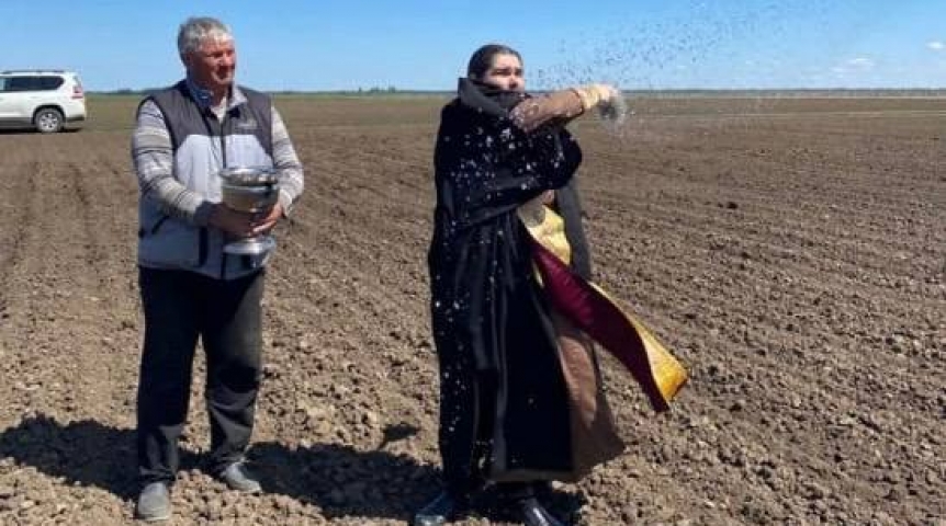 На юге Омской области провели обряд освящения поля ради урожая На юге Омской области провели обряд освящения поля ради урожая