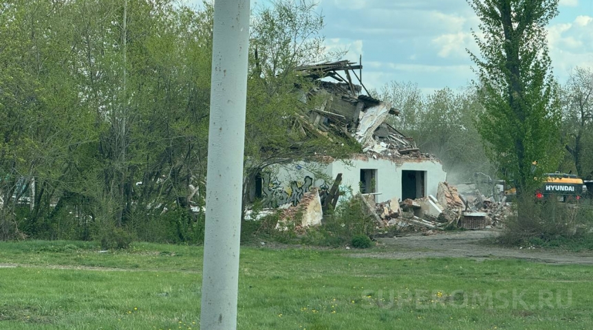 Новости недвижимости В Омске сносят опасный аварийный дом