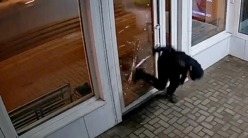 В Омске подростки разбили очередную частную остановку В Омске подростки разбили очередную частную остановку