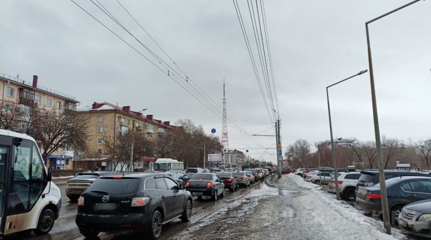 Общество В Омске отменили остановку из-за пробок перед мостом у Телецентра