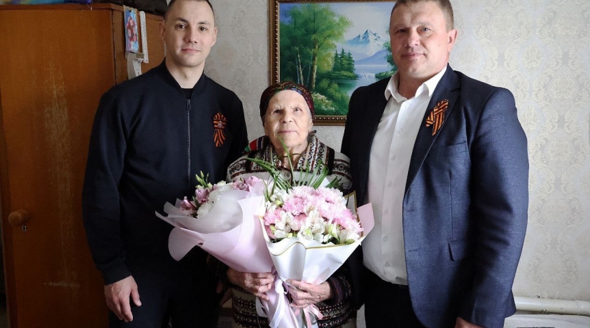Министр спорта поздравил омскую труженицу тыла со столетием