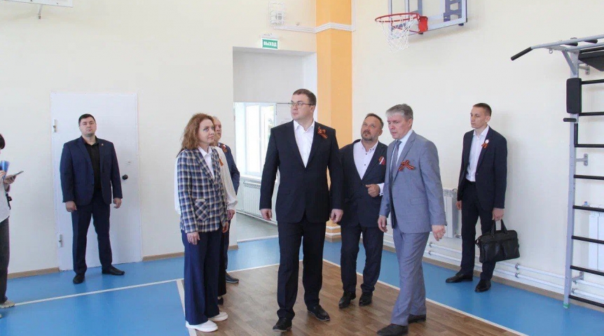 Хоценко и Долматов навестили учеников обновленной школы Омского района Хоценко и Долматов навестили учеников обновленной школы Омского района
