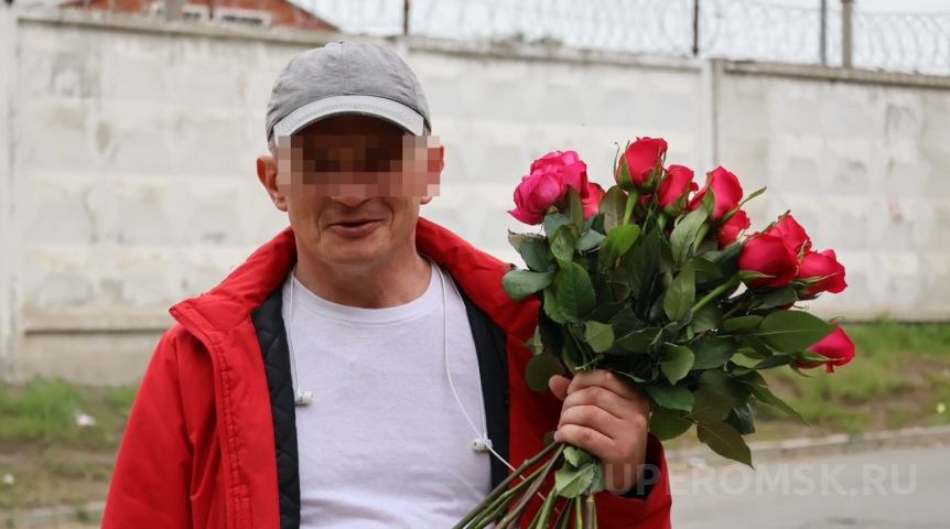 Омич отметился красивым рыцарским поступком в центре города – фото Омич отметился красивым рыцарским поступком в центре города – фото