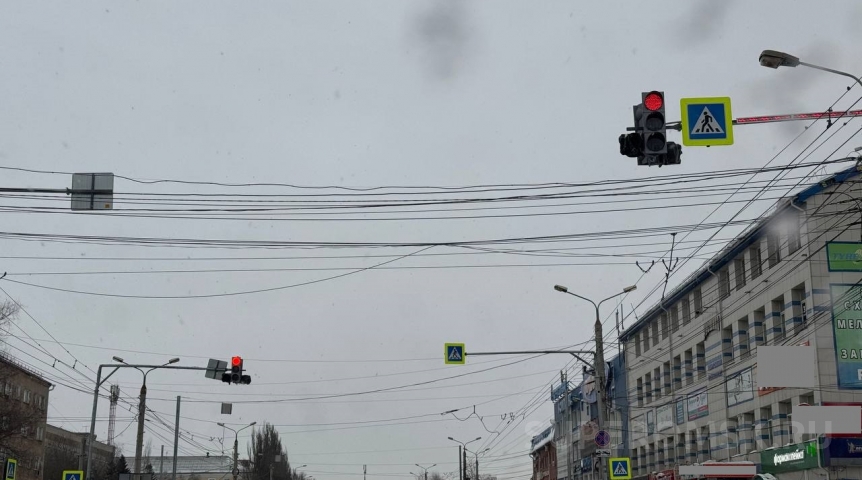 Общество На популярном перекрестке Омска добавили полосы и изменили схему