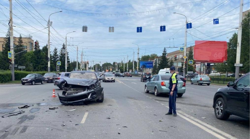 В Омске произошла жуткая авария с машиной скорой В Омске произошла жуткая авария с машиной скорой