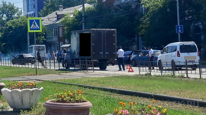 Происшествия в Омске Выяснилась причина жуткой пробки на Богдана Хмельницкого в Омске
