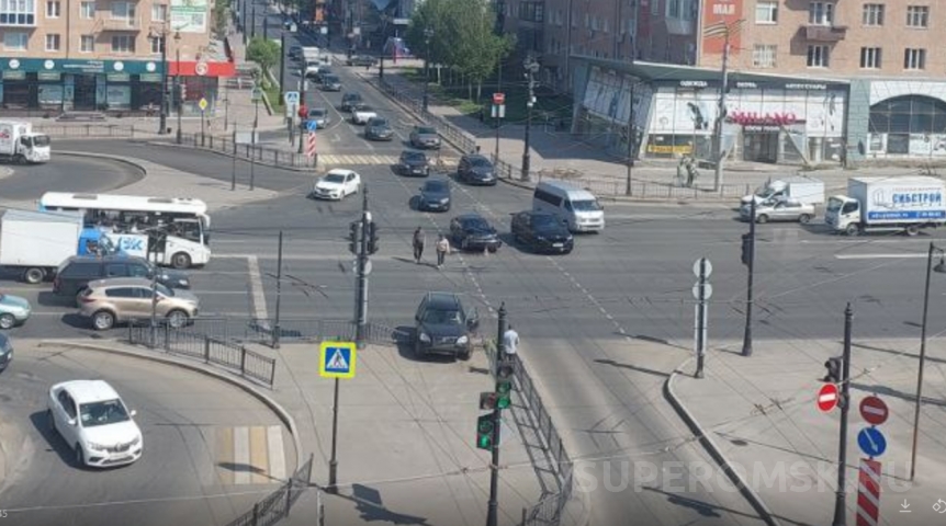 Происшествия в Омске У Ленинградского моста в Омске жестко расхлестались легковушки