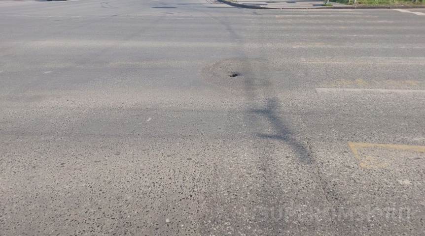 В асфальте на центральном перекрестке Омска появилась сквозная воронка В асфальте на центральном перекрестке Омска появилась сквозная воронка