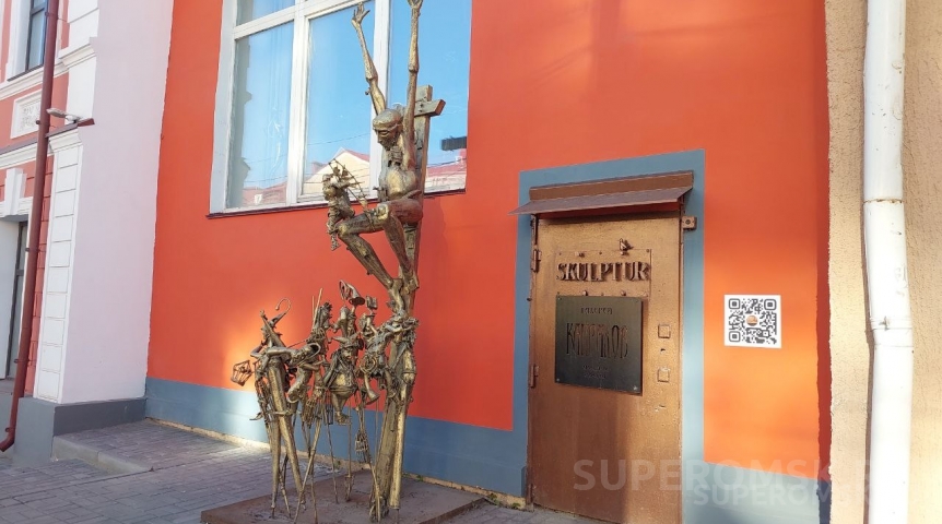 Город Известная скульптура рыцаря «переезжает» на крышу здания в центре Омска