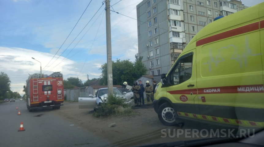 Происшествия в Омске В ЦАО Омска легковушка мощно протаранила столб