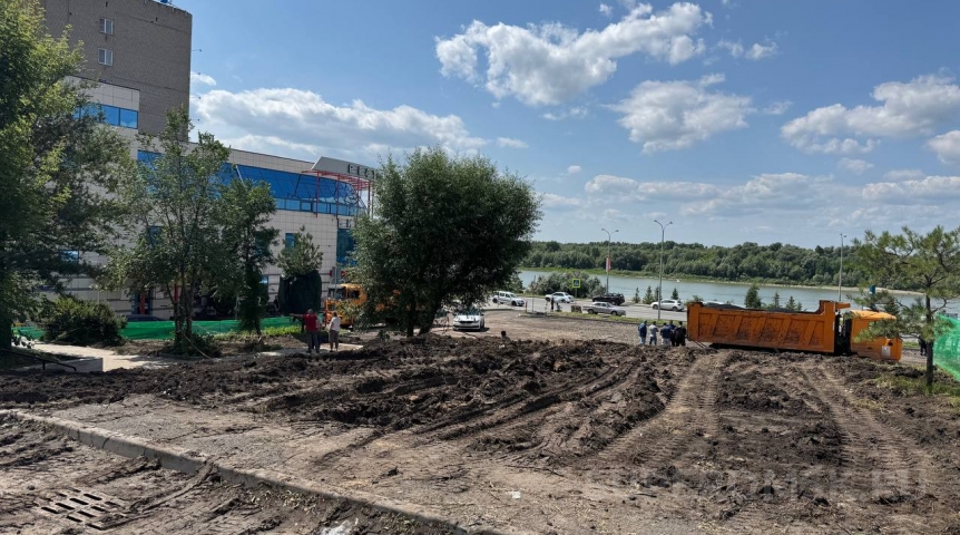 Город В Омске начали ремонтировать разрушенную лестницу у «Океана»