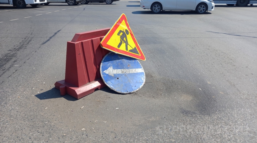 В центре Омска перекрыли полосу из-за провала на дороге В центре Омска перекрыли полосу из-за провала на дороге