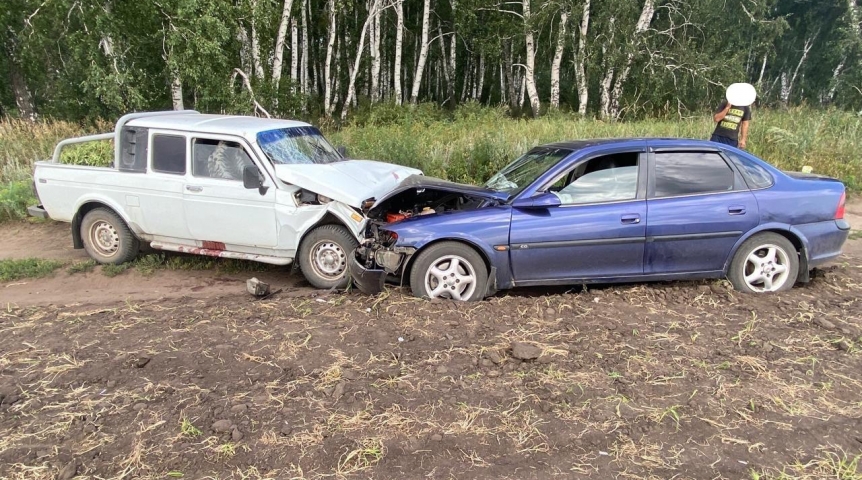 Происшествия в Омске Появилось фото с лобовой смертельной аварии в поле под Омском