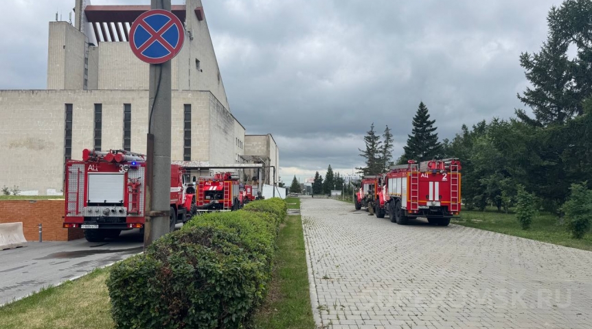 Общество У омского музтеатра скопилась пожарная техника