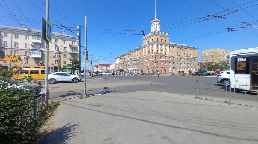 Общество Погасшие светофоры парализовали движение в центре Омска
